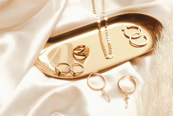 https://www.diamondflower.vn/storage/blogs/bo-trang-suc-di-tiec_1669191511.jpeg