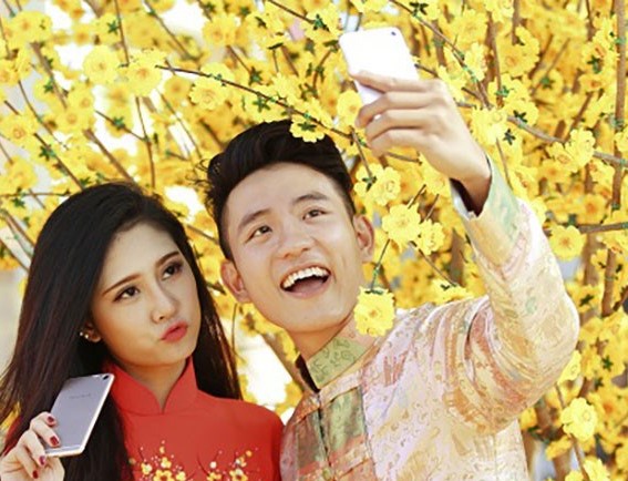 https://www.diamondflower.vn/storage/blogs/cach-phoi-do-nam-di-choi-tet_1671267089.jpg