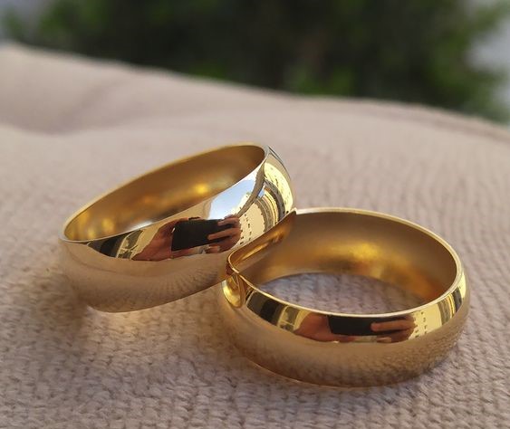 https://www.diamondflower.vn/storage/blogs/cap-nhan-cuoi-vang-24k-gia-bao-nhieu_1667215323.jpg