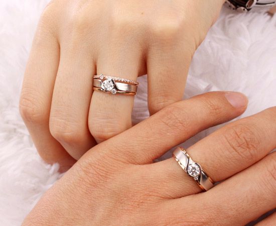 https://www.diamondflower.vn/storage/blogs/cap-nhan-cuoi-vang-tay-gia-bao-nhieu_1667275270.jpg