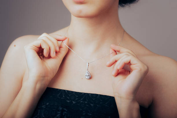 https://www.diamondflower.vn/storage/blogs/day-chuyen-kim-cuong-dep_1669259329.jpg