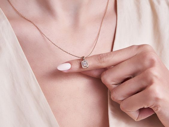 https://www.diamondflower.vn/storage/blogs/mau-day-chuyen-kim-cuong_1669345554.jpg