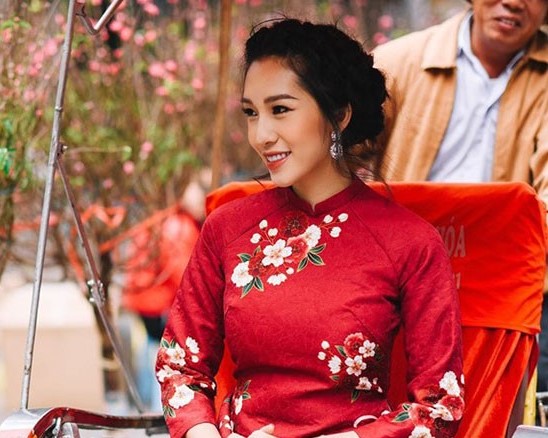 https://www.diamondflower.vn/storage/blogs/mau-trang-suc-ngay-tet_1671769626.jpg