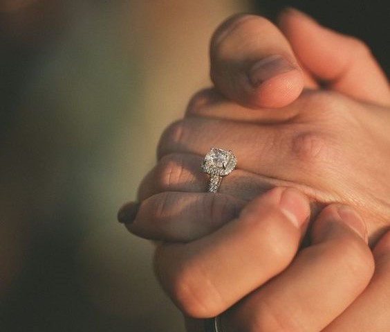 https://www.diamondflower.vn/storage/blogs/nhan-cau-hon-gia-re_1665485917.jpg