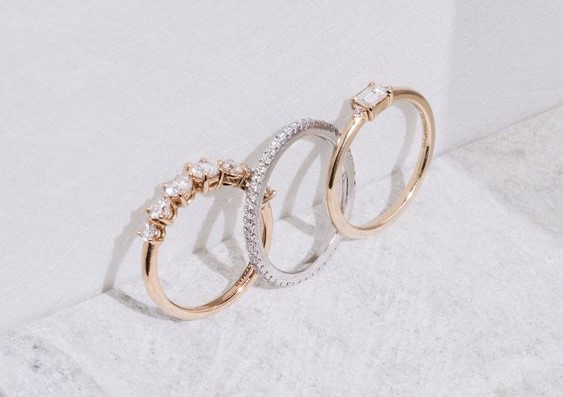 https://www.diamondflower.vn/storage/blogs/nhan-cau-hon-nen-mua-loai-nao_1665480969.jpg