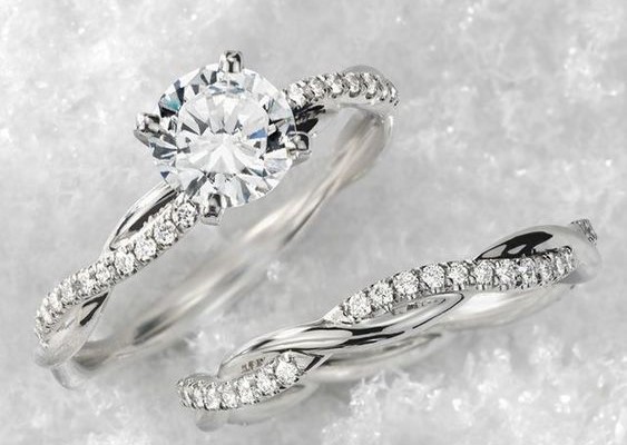 https://www.diamondflower.vn/storage/blogs/nhan-cau-hon-vang-tay_1665461825.jpg