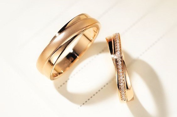 https://www.diamondflower.vn/storage/blogs/nhan-cuoi-kim-cuong_1665572293.jpg