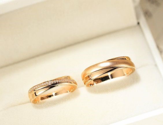 https://www.diamondflower.vn/storage/blogs/nhan-cuoi-vang-18k_1665740011.jpg