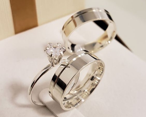 https://www.diamondflower.vn/storage/blogs/nhan-cuoi-vang-trang_1665741247.jpg