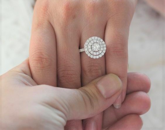 https://www.diamondflower.vn/storage/blogs/nhan-dinh-hon-kim-cuong_1667363525.jpg