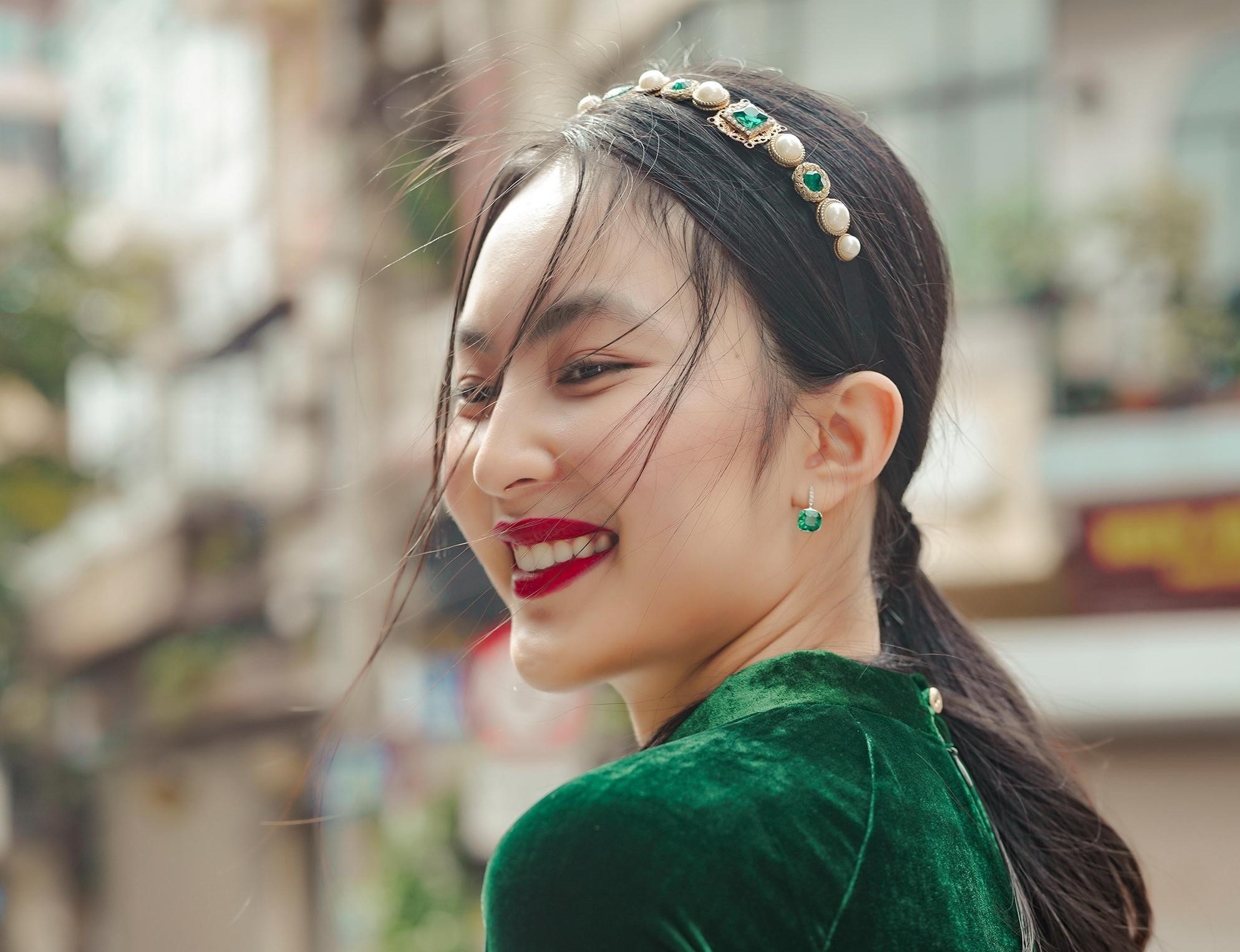 https://www.diamondflower.vn/storage/blogs/phoi-trang-suc-choi-tet_1671606380.jpg