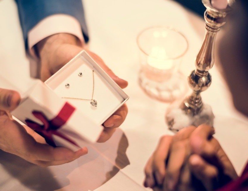 https://www.diamondflower.vn/storage/blogs/qua-tang-trang-suc-valentine_1673842482.jpg