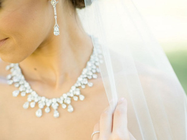 https://www.diamondflower.vn/storage/blogs/trang-suc-cuoi_1663734918.jpg