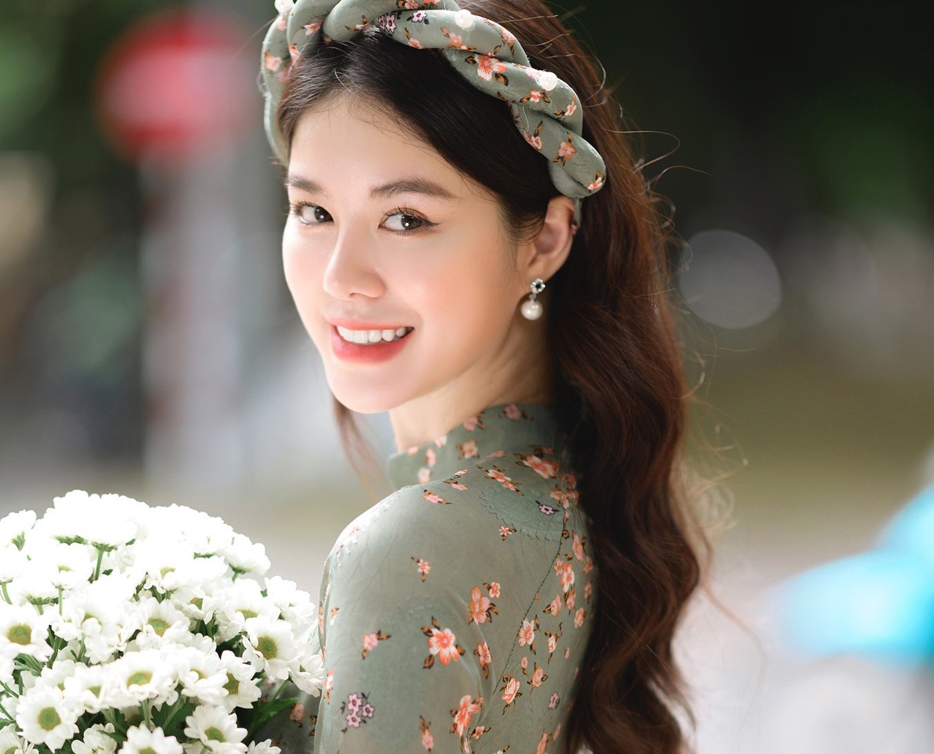 https://www.diamondflower.vn/storage/blogs/trang-suc-mau-gi-mua-tet_1671789962.jpg