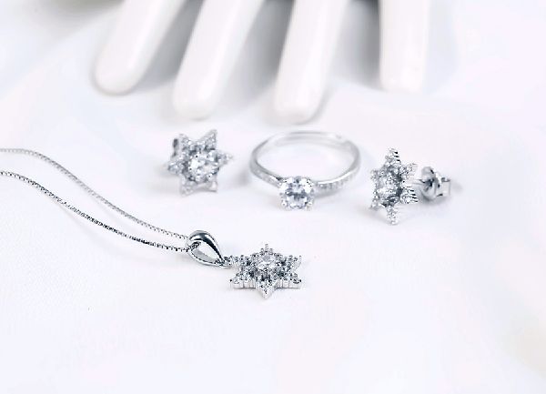 https://www.diamondflower.vn/storage/blogs/trang-suc-tu-thiet-ke_1663933306.jpg